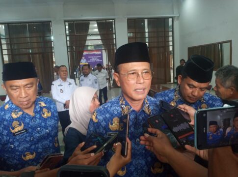 Bupati Ciamis Herdiat Sunarya usai memberikan uang “kadeudeuh” kepada ratusan ASN yang memasuki masa purna tugas di Gedung Islamic Center