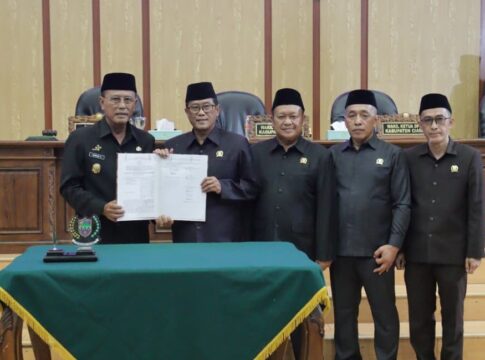 Bupati Ciamis Herdiat Sunarya dan Ketua DPRD Ciamis Nanang Permana menandatangani persetujuan perubahan bentuk badan hukum Perumda BPR Galuh Ciamis menjadi Perseroan Daerah (Perseroda) Bank Perekonomian Rakyat Galuh Ciamis