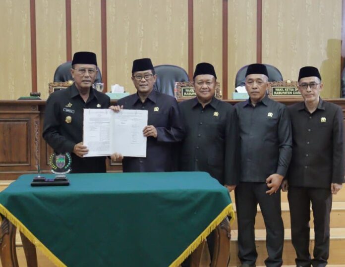 Bupati Ciamis Herdiat Sunarya dan Ketua DPRD Ciamis Nanang Permana menandatangani persetujuan perubahan bentuk badan hukum Perumda BPR Galuh Ciamis menjadi Perseroan Daerah (Perseroda) Bank Perekonomian Rakyat Galuh Ciamis
