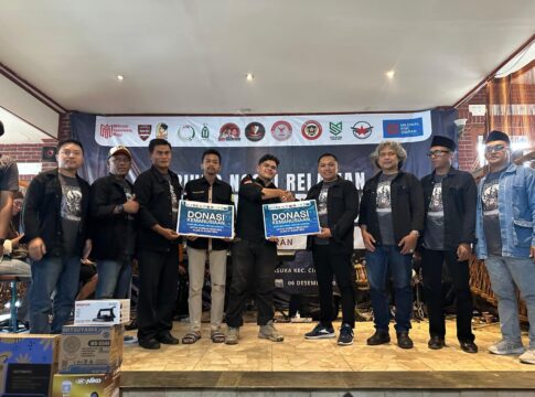 Caption : Relawan Jokowi Gibran Serah Terima donasi kemanusiaan untuk Bencana alam di sumatera