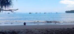 pantai batu karas@fokusjabar.id