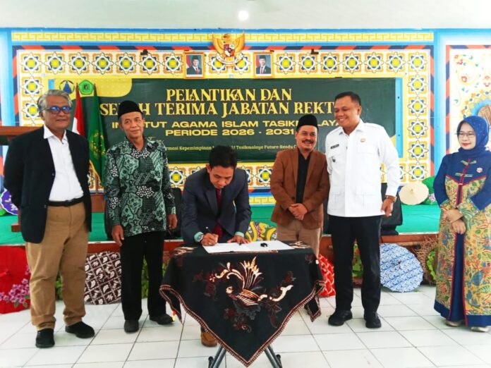 Ket foto : Prosesi Pelantikan Rektor IAIT, dengan penandatanganan SK oleh Rektor Baru Dr. Ade Zaenul Mutaqin, yang disaksikan Wakil Bupati Tasikmalaya Asep Sopari Al Ayubi serta Ketua Umum Yayasan Pendidikan Islam (fokusjabar/Seda)