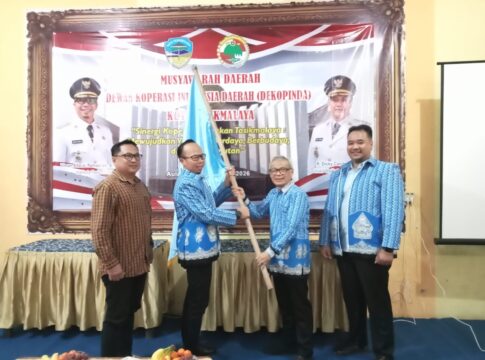 Ket foto : Wali Kota Viman Alfarizi Ramadhan, menyerahkan Bendera Plakat kepada Ketua Dekopinda Kota Tasikmalaya terpilih Periode 2026-2030 Agus Rudianto (fokusjabar/Seda)