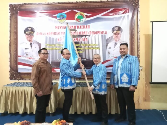 Ket foto : Wali Kota Viman Alfarizi Ramadhan, menyerahkan Bendera Plakat kepada Ketua Dekopinda Kota Tasikmalaya terpilih Periode 2026-2030 Agus Rudianto (fokusjabar/Seda) Dekopinda Tasikmalaya fokusjabar.id