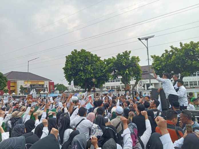 Ket foto : Ribuan guru-guru honorer Madrasah dan Sekolah swasta, melakukan aksi demo di depan Balekota Tasikmalaya, menuntut mereka untuk diperhatikan secara serius oleh Pemerintah (fokusjabar/Seda) Tasikmalaya, FOKUSJabar.id