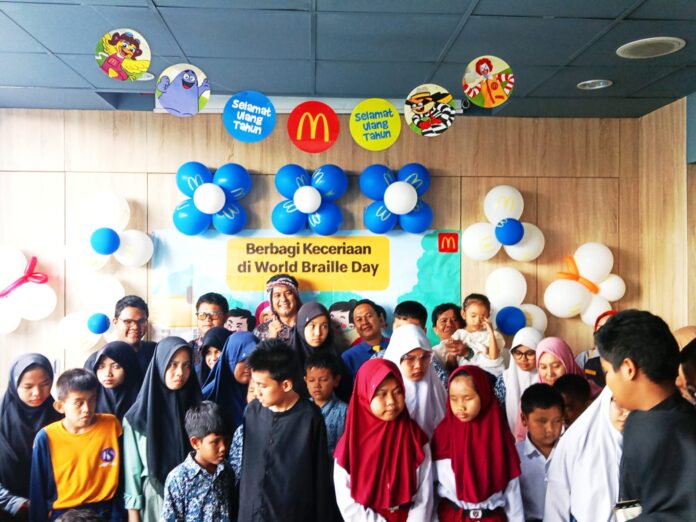 Ket foto : Wakil Wali Kota Dicky Candra Negara, berfoto bersama para anak-anak Difabel dalam kegiatan hari braille sedunia di McDonald Tasikmalaya (fokusjabar/Seda) Tasikmalaya, FOKUSJabar.id