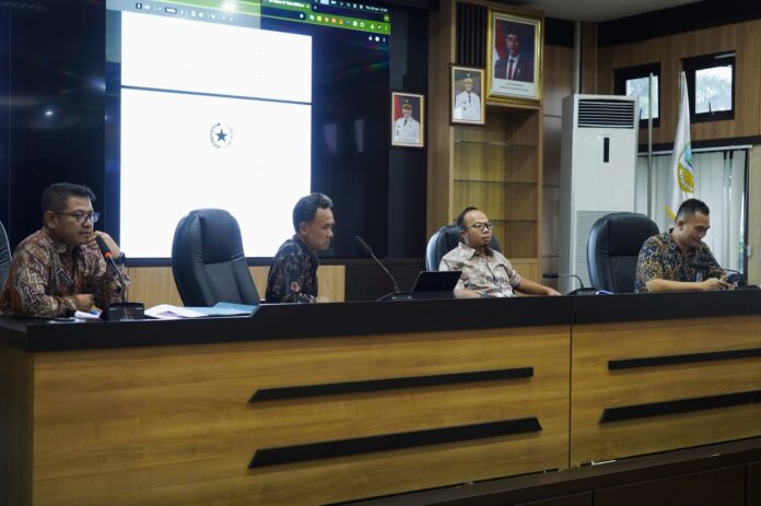 Ket foto : Wali Kota Viman Alfarizi Ramadhan, bersama Kadishub Iwan Kurniawan, saat pembahasan inovasi perparkiran di Kota Tasikmalaya (fokusjabar/Seda) Tasikmalaya, FOKUSJabar.id