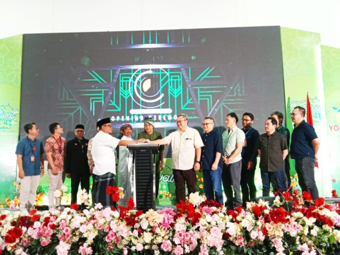 Ket foto : Wakil Wali Dicky Candra Negara bersama penyelenggara Yogya Desptore Pusat dan KPMI Tasikmalaya, saat prosesi Grand Opening Festival Safari Ramadhan 2026 (fokusjabar/Seda) Tasikmalaya, FOKUSJabar.id