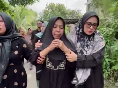 Pangandaran, FOKUSJabar.id : Poto: Bupati Pangandaran Citra Pitriyami saat bertakziah ke almarhum Egi Prastian.