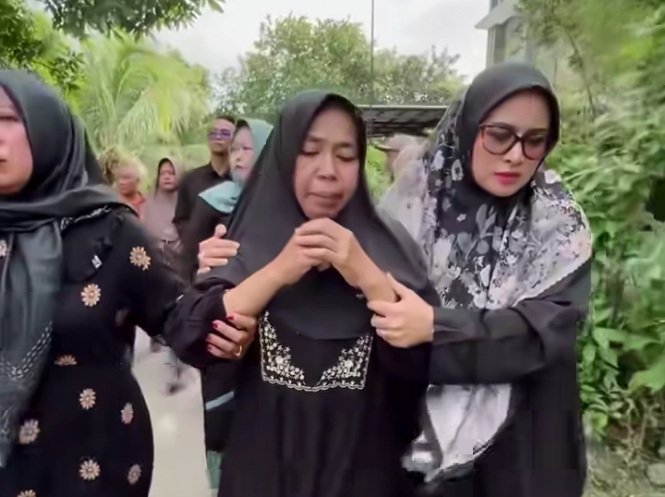 Pangandaran, FOKUSJabar.id : Poto: Bupati Pangandaran Citra Pitriyami saat bertakziah ke almarhum Egi Prastian.