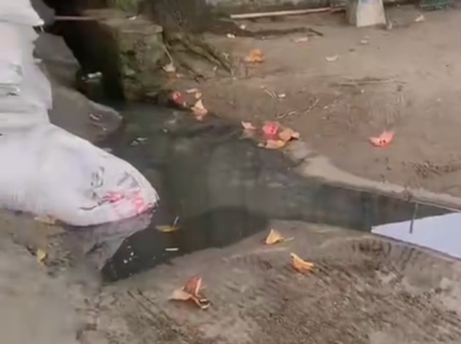 Poto: Genangan limbah yang mengalir ke Pantai Barat Pangandaran walhi pencemaran dugaan limbah hotel Pangandaran, FOKUSJabar.id