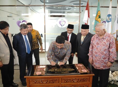 Keterangan Foto: ‎Bupati Garut, Abdusy Syakur Amin, meresmikan Gedung Kampus 3 Institut Kesehatan Karsa Husada Garut, yang bertempat di Gedung Karsa Husada Kampus 3, Jalan Proklamasi, Kecamatan Tarogong Kidul, Kabupaten Garut, Jum'at (23/1/2026).