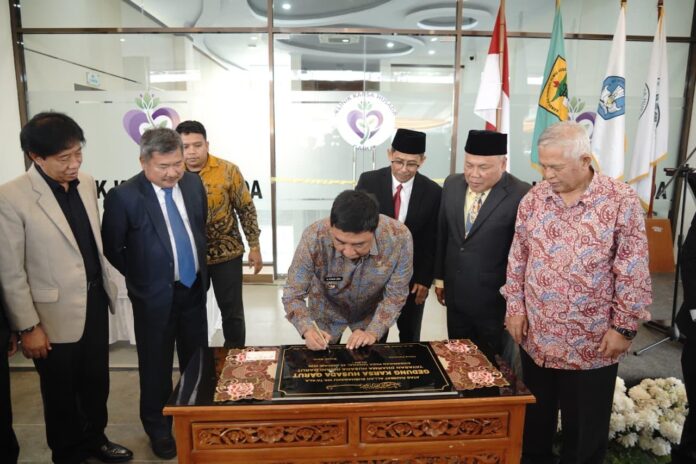 Keterangan Foto: Bupati Garut, Abdusy Syakur Amin, meresmikan Gedung Kampus 3 Institut Kesehatan Karsa Husada Garut, yang bertempat di Gedung Karsa Husada Kampus 3, Jalan Proklamasi, Kecamatan Tarogong Kidul, Kabupaten Garut, Jum'at (23/1/2026). Keterangan Foto: Bupati Garut, Abdusy Syakur Amin, meresmikan Gedung Kampus 3 Institut Kesehatan Karsa Husada Garut, yang bertempat di Gedung Karsa Husada Kampus 3, Jalan Proklamasi, Kecamatan Tarogong Kidul, Kabupaten Garut, Jum'at (23/1/2026).