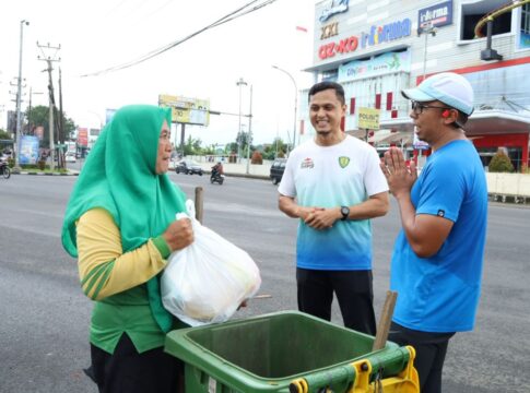 Wali Kota Tasikmalaya Viman Alfarizi Ramadhan bersama peserta lainnya menyempatkan diri membagikan paket sembako kepada masyarakat yang membutuhkan