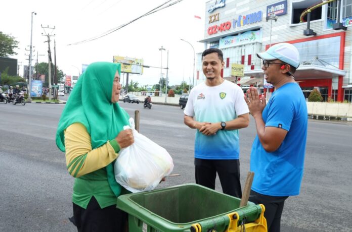 Wali Kota Tasikmalaya Viman Alfarizi Ramadhan bersama peserta lainnya menyempatkan diri membagikan paket sembako kepada masyarakat yang membutuhkan GEMAS TAsikmalaya fokusjabar.id