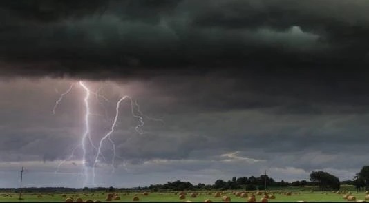 Cuaca ekstrem BMKG fokusjabar.id