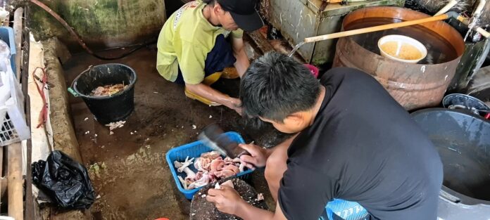 Ketpot: Penjual ayam broiler hidup saat membersihkan daging pesenan pembeli CIAMIS, FOKUSJabar.id
