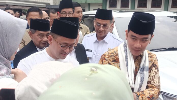 Bupati Tasikmalaya Cecep Nurul Yakin berbincang dengan Wakil Presiden Gibran Rakabuming Raka saat kunjungan kerja di Tasikmalaya