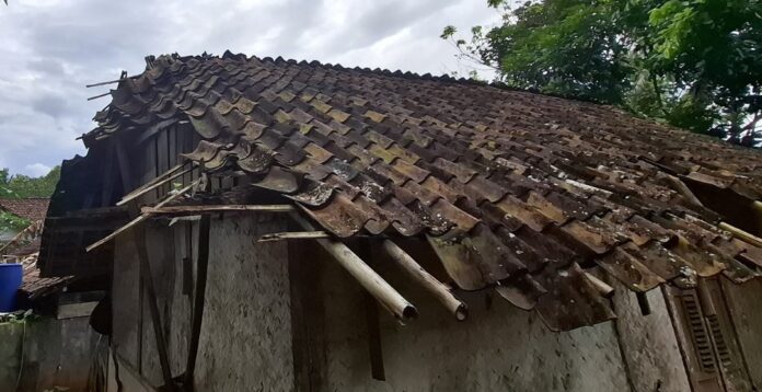 Hujan deras disertai angin kencang menyebabkan atap rumah milik Suryaman (50), warga Dusun Lawong, Desa Pusakanagara, Kecamatan Baregbeg, ambruk Bangunan Lapuk Ciamis FOKUSJabar.id