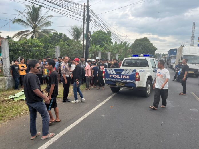 Ketpot: Polisi saat akan mengevakuasi korban laka lantas di jalur Ciamis-Tasikmalaya tepatnya di Desa Cimari Kecamatan Cikoneng Kabupaten Ciamis Jawa Barat CIAMIS, FOKUSJabar.id
