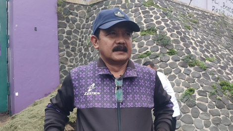 Keterangan Foto: Kepala Disbudpora Ciamis, Dr. Dian Budiyana, M.Si., usai memimpin kegiatan bersih-bersih di kawasan Stadion Galuh Ciamis, Sabtu (31/01/2026) sore. CIAMIS, FOKUSJabar.id