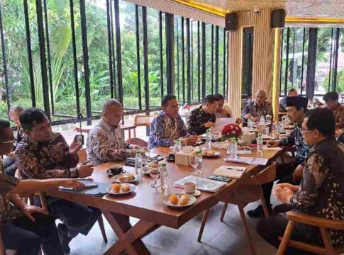 Ketfot: Pertemuan Bupati Ciamis, Herdiat Sunarya, dengan Menteri Sosial RI Saifullah Yusuf (Gus Ipul) di Kantor Kementerian Sosial RI