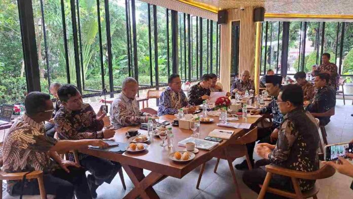 Ketfot: Pertemuan Bupati Ciamis, Herdiat Sunarya, dengan Menteri Sosial RI Saifullah Yusuf (Gus Ipul) di Kantor Kementerian Sosial RI