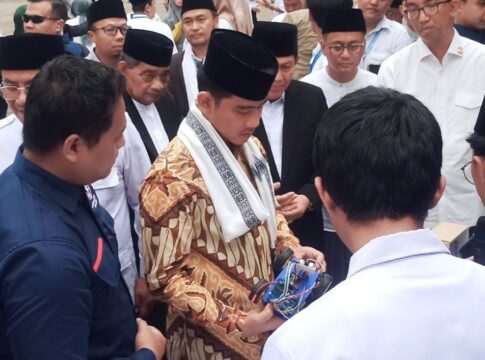Wakil Presiden Gibran Rakabuming Raka meninjau inovasi AI dan robotik karya santri Pesantren Cipasung di Kabupaten Tasikmalaya
