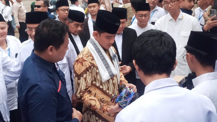 Wakil Presiden Gibran Rakabuming Raka meninjau inovasi AI dan robotik karya santri Pesantren Cipasung di Kabupaten Tasikmalaya