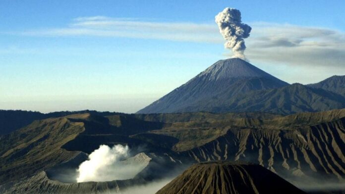 gunung semeru erupsi fokusjabar.id