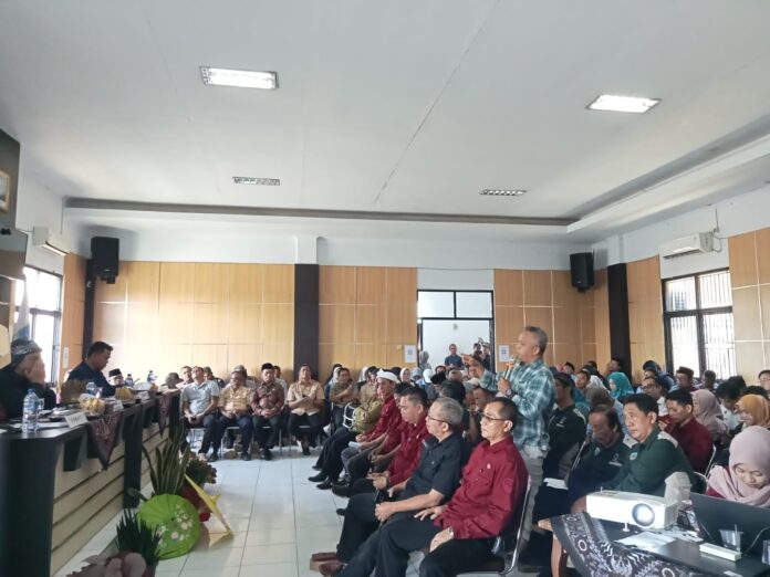 Ket foto : Musrenbang RKPD Kec.Cibeureum, Wakil Wali Kota Tasikmalaya Dicky Candra Negara saling berdiskusi dan tanya jawab dengan peserta Musrenbang (fokusjabar/Seda) Tasikmalaya, FOKUSJabar.id