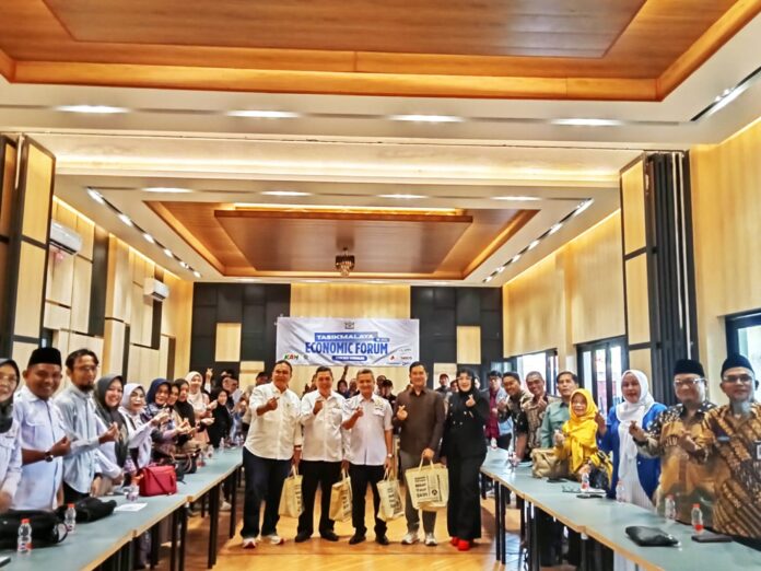 Ket foto : KADIN Kota Tasikmalaya bersama sejumlah pengusaha gelar Sarasehan untuk merumuskan kemajuan perekonomian Tasikmalaya (fokusjabar/Seda) Tasikmalaya, FOKUSJabar.id