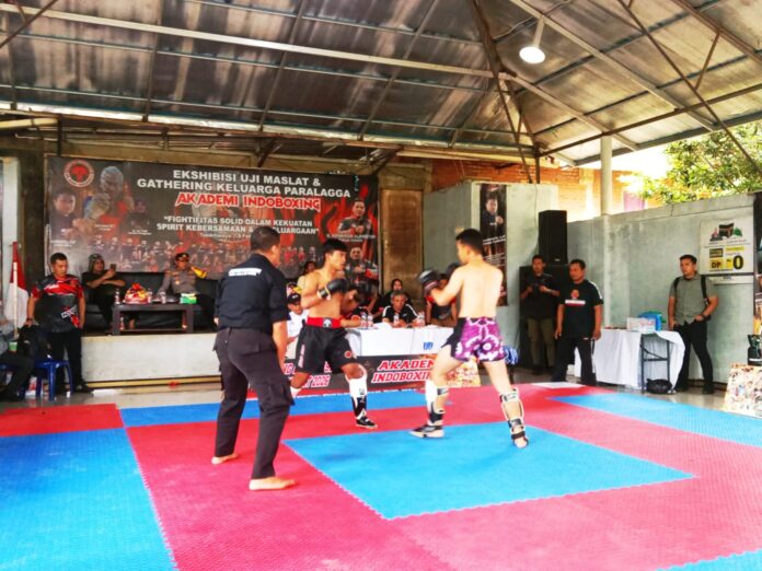 Ket foto : Atlet Bela diri Indo Boxing Lagga Inau Tasikmalaya, saat melakoni pertandingan dalam event eksibisi uji maslat (fokusjabar/Seda) Tasikmalaya, FOKUSJabar.id