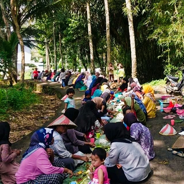 Ket foto : Warga Kp. Lengkong Barang Pagerageung Tasikmalaya, lakukan ritual Munggahan Akbar sambut bulan suci Ramadhan. Tasikmalaya, FOKUSJabar.id