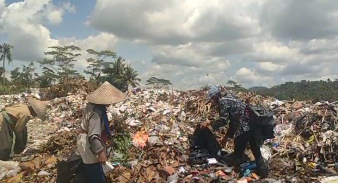 Poto: Penampakan gunung Sampah di TPA Purbahayu Pangandaran PANGANDARAN, FOKUSJabr.id