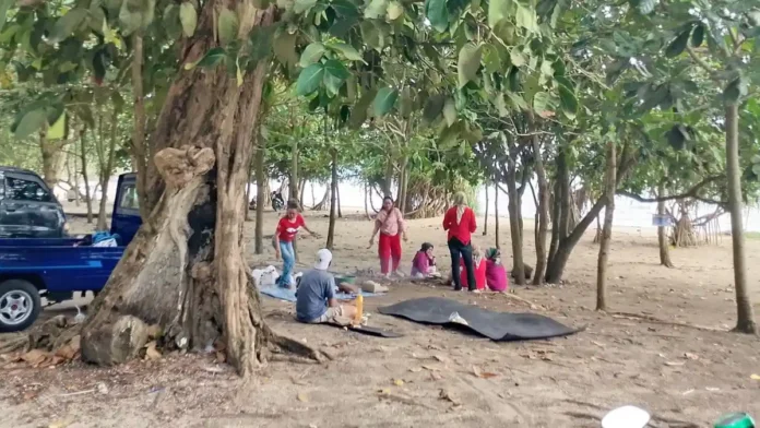 Poto: Suasana pengunjung rayakan Munggahan di Pantai Karapyak Pangandaran (istimewa) Pangandaran, FOKUSJabar.id