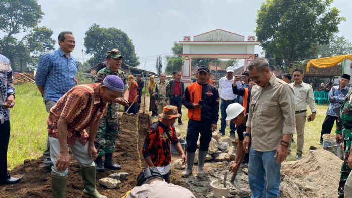 Keterangan Foto: Kepala Dinas Koperasi dan UKM (Kadiskop UKM) Kabupaten Garut, Hendra Siswara Gumilang, menghadiri acara peletakan batu pertama pembangunan Koperasi Desa Merah Putih (KDMP) Desa Mekarjaya, Kecamatan Tarogong Kaler, Kabupaten Garut, Sabtu (31/1/2026). Garut, FOKUSJabar.id