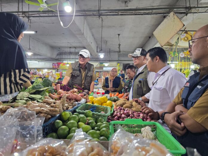 Perum BULOG Kantor Cabang Bandung bersama Dinas Perdagangan dan Perindustrian (Disdagin) Kota Bandung, Satgas Saber Pelanggaran Pangan, dan Kodim Kota Bandung menggelar inspeksi mendadak (sidak) di Pasar Kosambi, Selasa, (24/2/2026). (FokusJabar.id/Yusuf Mugni) Bandung, FOKUSJabar.id