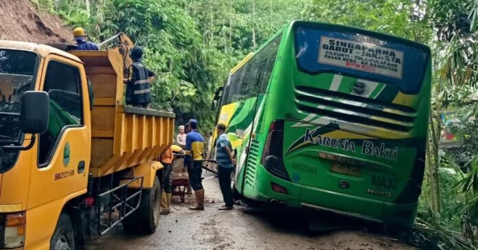 56a4aa69-9405-4382-b83e-48aac9787a00 Longsor Tasikmalaya-Garut fokusjabar.id