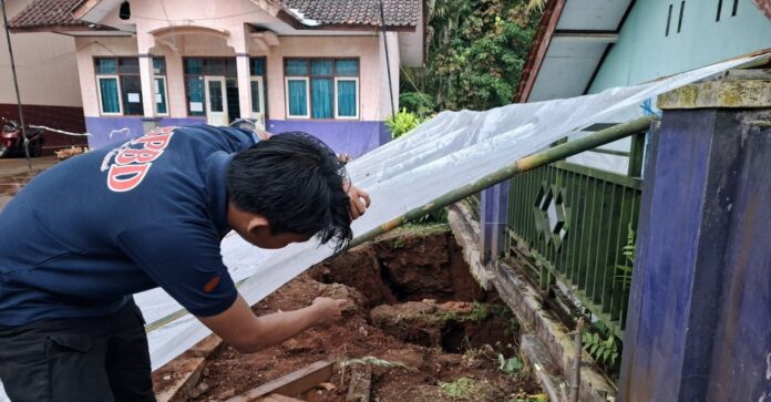 Ketpot: Lapangan olahraga SDN 3 Tanjungsukur Kecamatan Rajadesa Ciamis yang ambrol CIAMIS,FOKUSJabar.id
