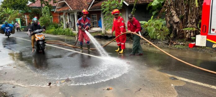 Ketpot: Personel Damkar pos wmk Banjarsari saat membersihkan jalan di wilayah Desa Neglasari Pamarican Ciamis CIAMIS, FOKUSJabar.id