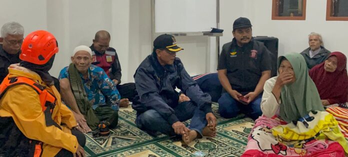 Ketpot: Bupati Ciamis Herdiat Sunarya saat bersama masyarakat yang terdampak banjir (Istimewa) CIAMIS, FOKUSJabar.id