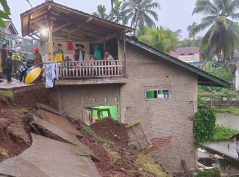 CIAMIS, FOKUSJabar.d: Ketpot istimewa : Tebing longsor yang terjadi di wilayah Desa Mangkubumi Sadananya Ciamis