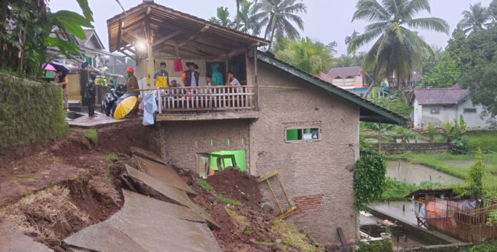 Ketpot istimewa : Tebing longsor yang terjadi di wilayah Desa Mangkubumi Sadananya Ciamis CIAMIS, FOKUSJabar.d: Ketpot istimewa : Tebing longsor yang terjadi di wilayah Desa Mangkubumi Sadananya Ciamis