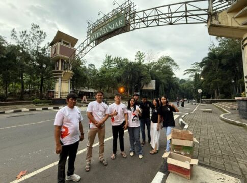 Caption: pengurus DPD PSI Kota Banjar bagikan takjil. (Istimewa/fokusjabar.id)