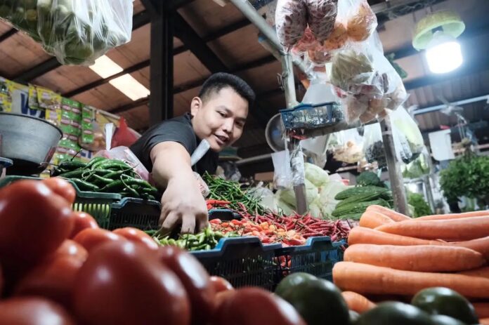 Pedagang sayur di pasar tradisional
