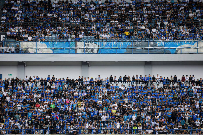 Bobotoh (penggemar Persib) pada saat match Persib. Sumber Gambar: bandung.go.id Bandung, FOKUSJabar.id