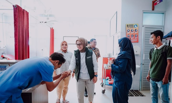 Poto: kepala puskesmas sungkem ke bupati citra (Instagram @bupatipangandaran) Pangandaran, FOKUSJabar.id