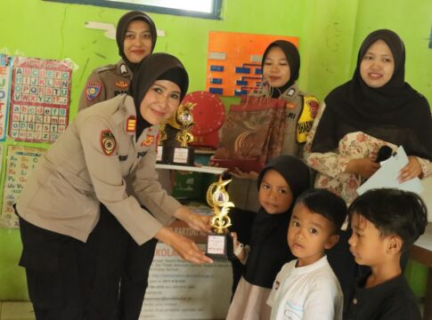 Polwan Bhabinkamtibmas Mengajar fokusjabar.id