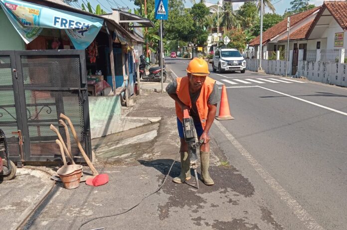 Caption: Pegawai PDAM Tirta Anom sedang memperbaiki pipa HDPE 300mm. (Istimewa/fokusjabar.id) Banjar, FOKUSJabar.id